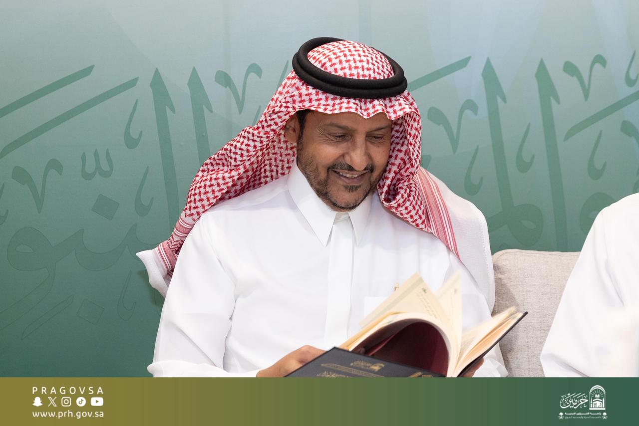 سمو الأمير الدكتور بندر بن سلمان بن محمد يزور جناح رئاسة الشؤون الدينية في معرض الرياض الدولي للكتاب 2025